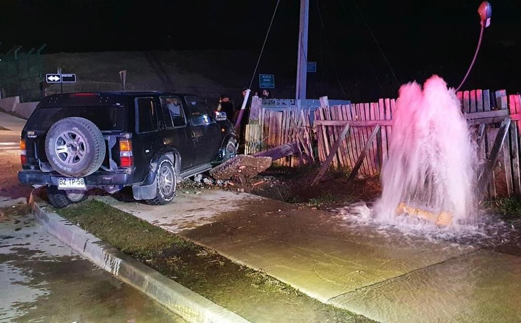 Chofer ebrio colisionó a vehículo, protagonizó una persecución y terminó contra un grifo en población Calixto.