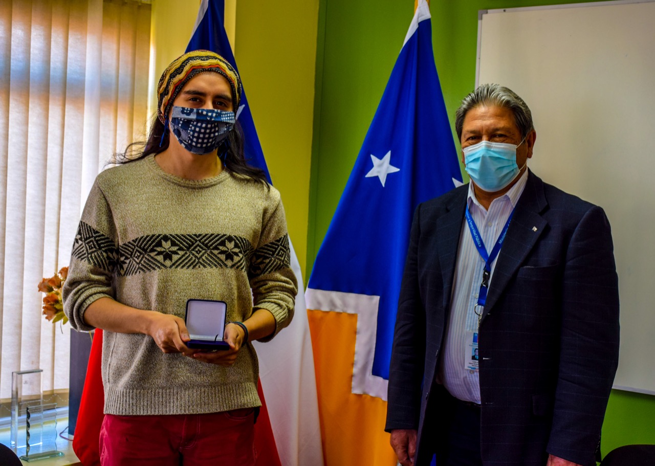 Gobernador Cárcamo de la Provincia Antártica, congratula a destacado cineasta de Puerto Williams Fernando Saldivia