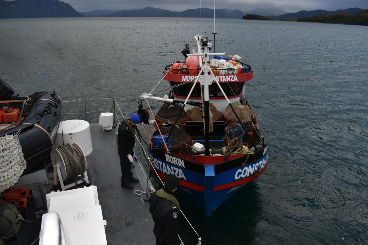Gobernación Marítima de Puerto Williams efectuó evacuación médica de 4 tripulantes de embarcación siniestrada en el canal Pomar