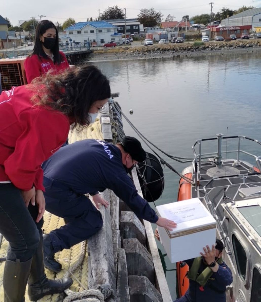 Segunda dosis de vacunas contra covid-19 fueron trasladadas en lancha de la Armada a Puerto Edén