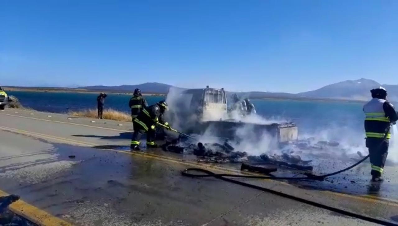 Chofer salvó ileso tras incendiarse la carga que transportaba en Puerto Natales