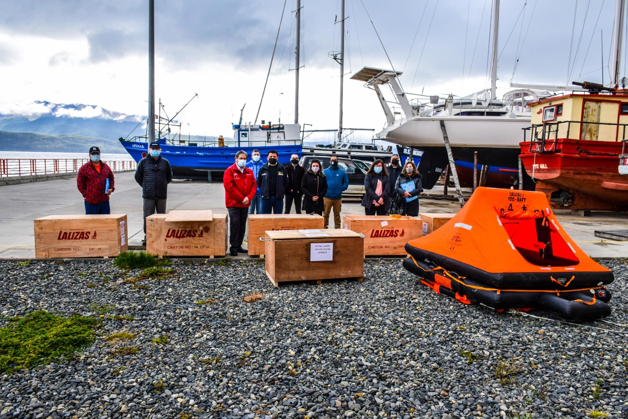 79 embarcaciones de pesca artesanal fueron equipadas con balsas de salvataje y radio baliza: Pesca Segura en las costas más australes del mundo