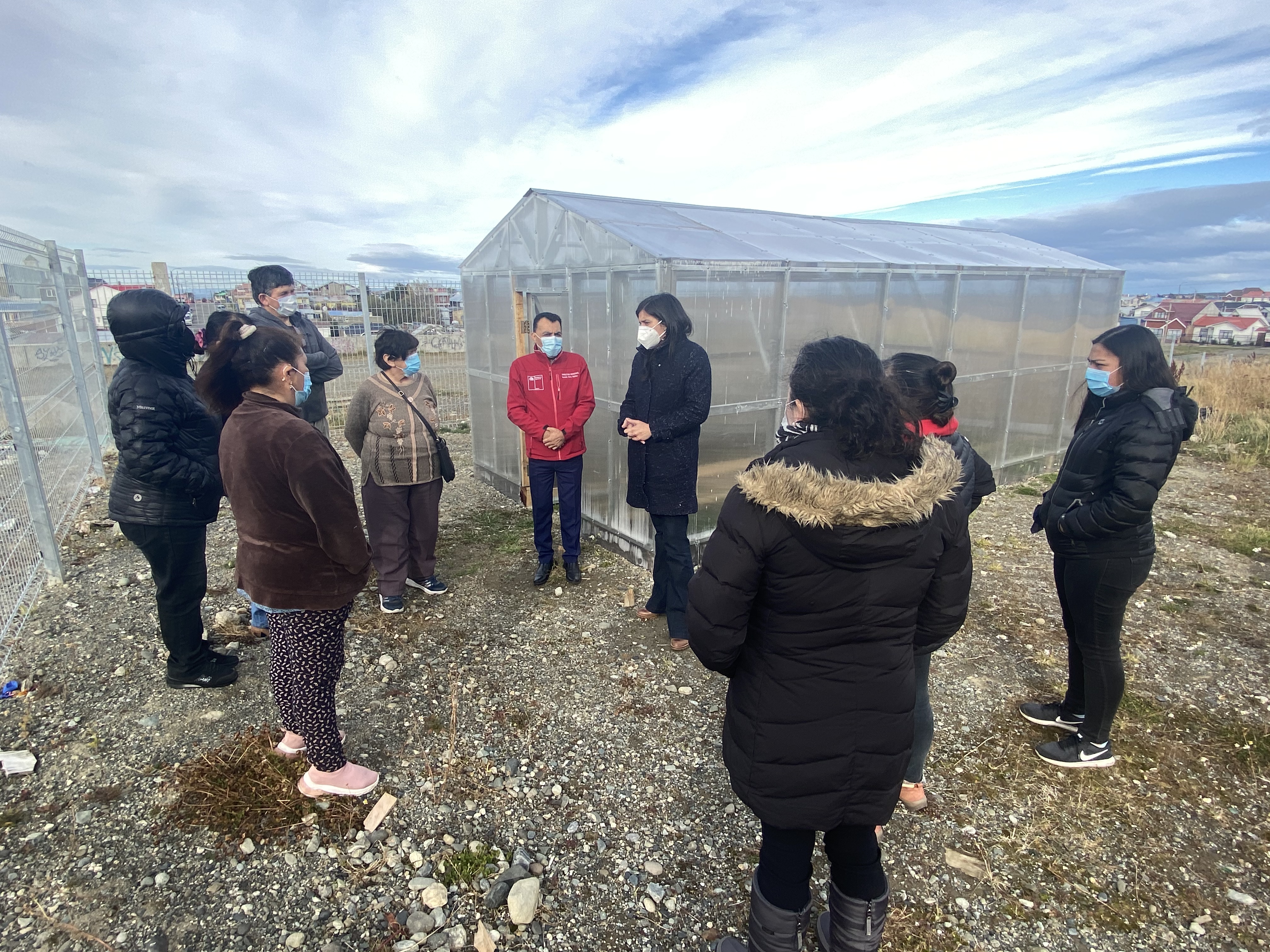 Vecinos de Loteo del Mar de Punta Arenas concretaron proyecto de invernadero comunitario