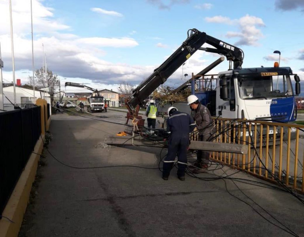 Corte de suministro eléctrico en Puerto Natales, afectó a 200 domicilios, tras caída de 3 postes