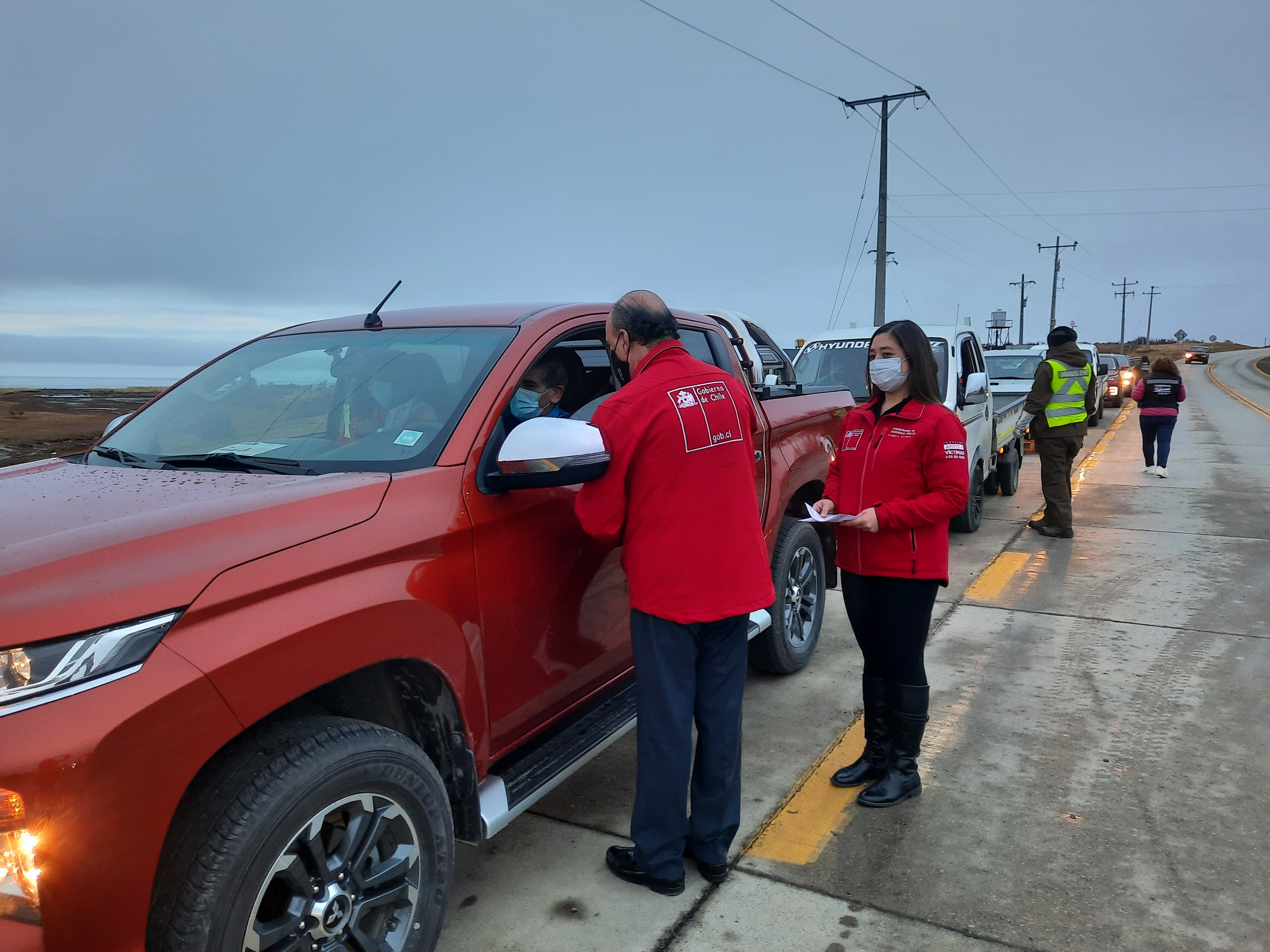 Gobernador de Magallanes entrega información de autocuidado a conductores