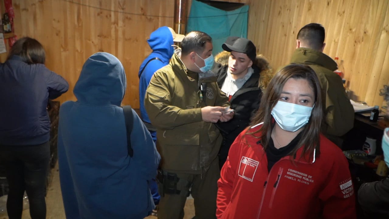 28 detenidos arrojó fiesta clandestina en Río Seco. 6 de los detenidos eran reincidentes.