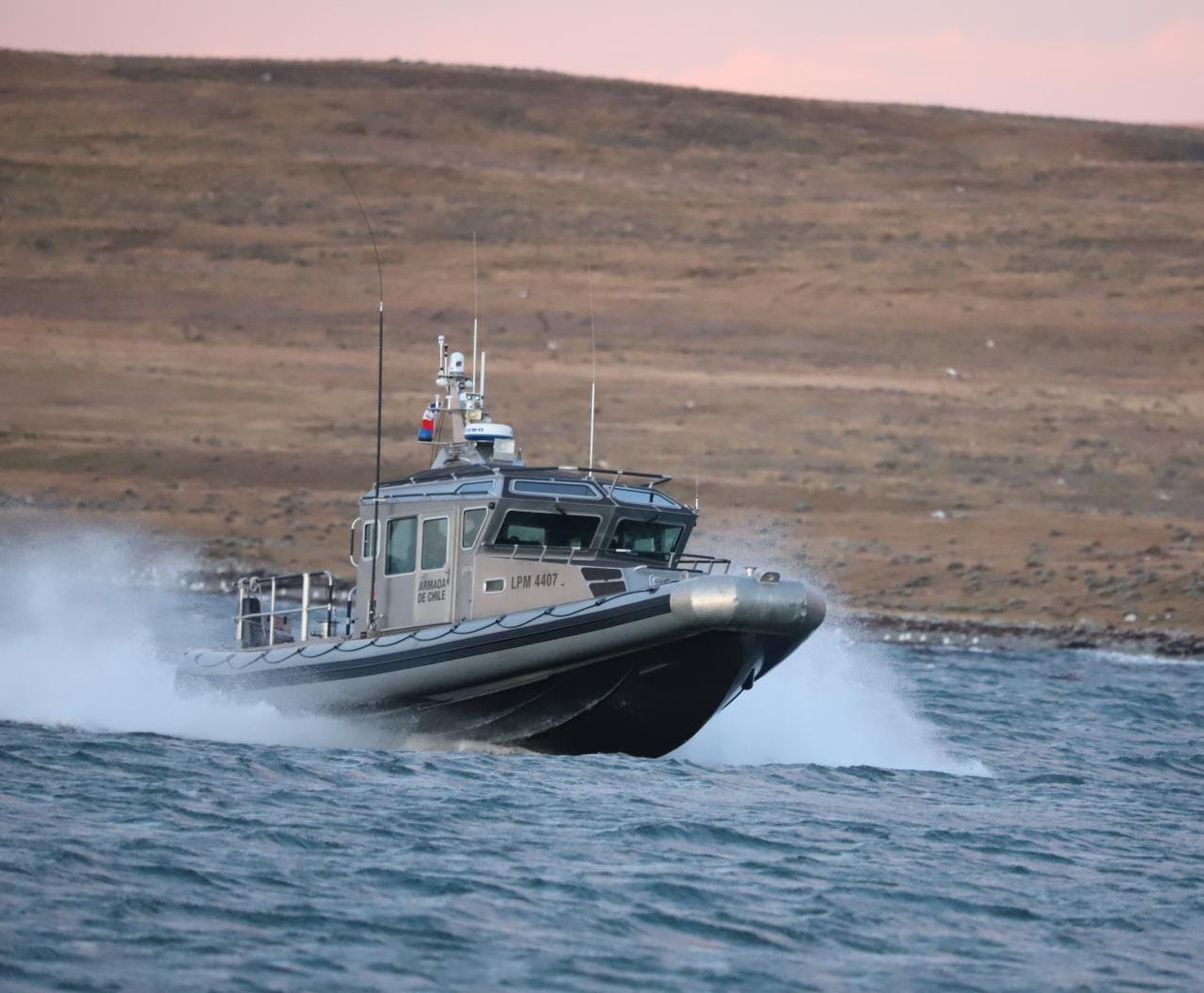 Operaciones de búsqueda y salvamento de pescador desaparecido en Tierra del Fuego, inician fase pasiva en el estrecho de Magallanes