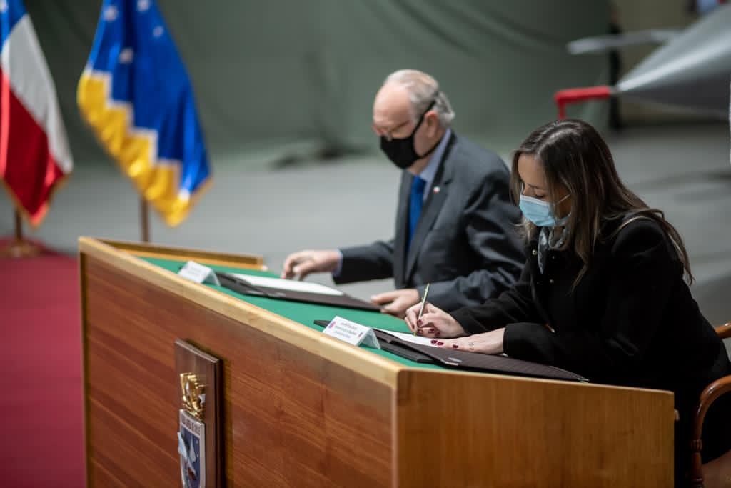 Intendenta de Magallanes, Jenniffer Rojas, y ministro de Defensa, Baldo Prokurica, firman acuerdo de cooperación como parte del Sistema Nacional Satelital (SNS)