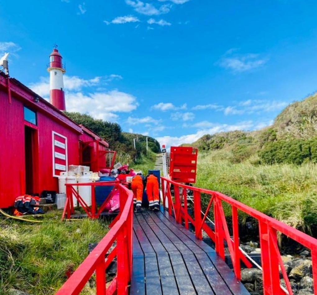 Barcaza «Elicura» continúa en tareas de señalización marítima y reaprovisionamiento de zonas aisladas en la región de Magallanes