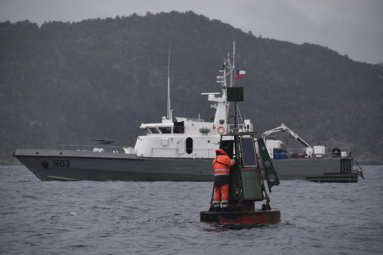 Lancha de la Armada «Alacalufe» efectúa el reencendido de balizas de navegación en canal Murray