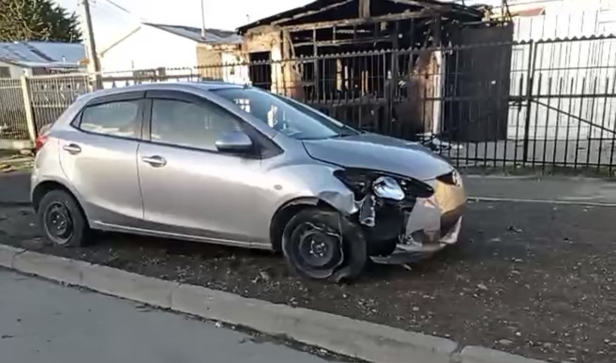 Delincuentes roban vehículo, lo chocan y luego lo abandonan en sector dela barrio 18 de Septiembre