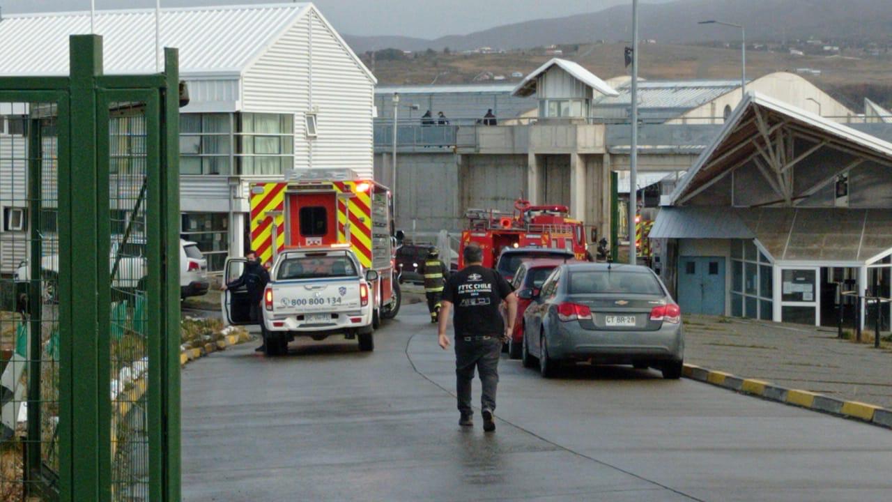 Principio de incendio en la cárcel de Punta Arenas movilizó a Bomberos y Carabineros.