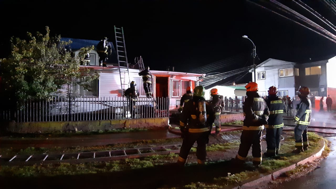 Incendio afectó una vivienda esta madrugada en población Manuel Chaparro