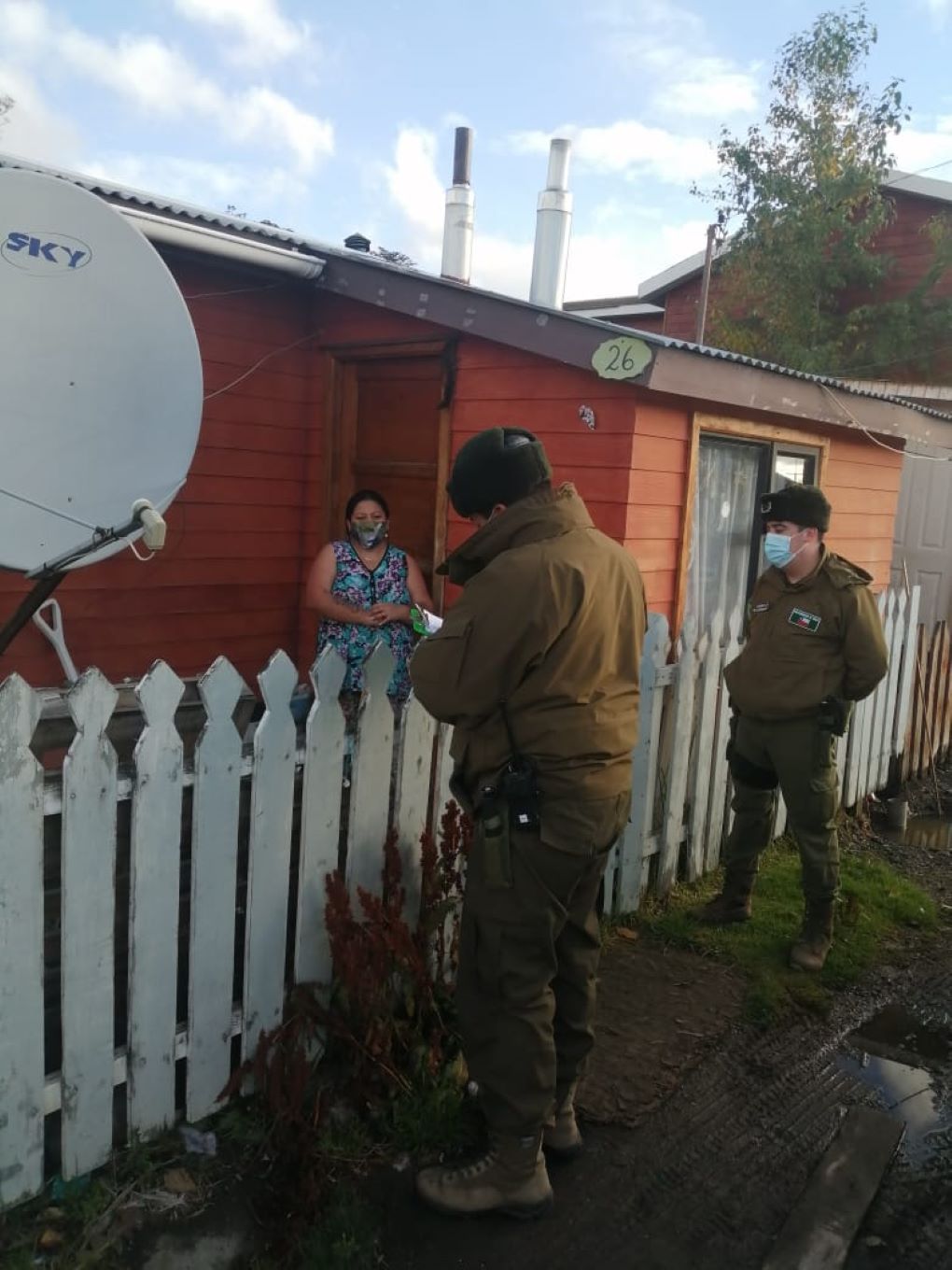 Carabineros de Puerto Williams realizan entrevistas puerta a puerta para prevenir robos