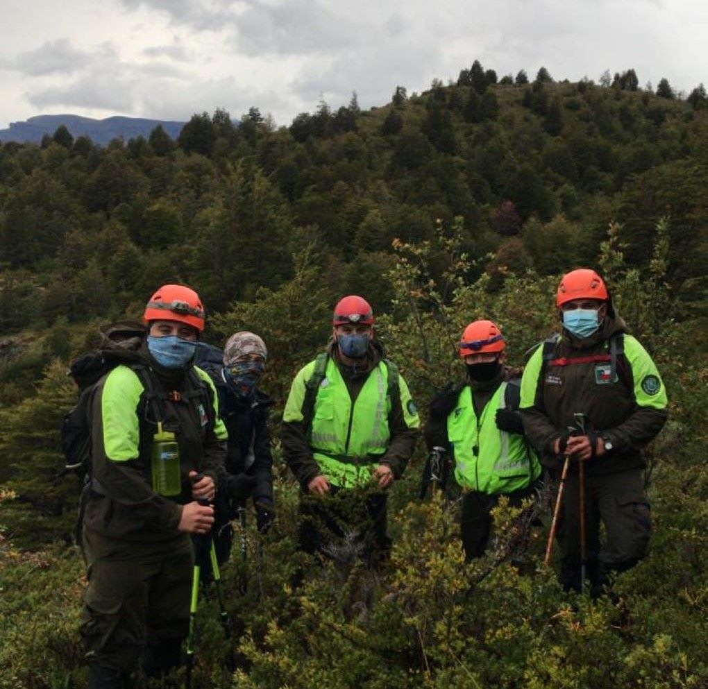 Carabineros rescata un adulto extraviado en el cerro Tenerife en Torres del Paine