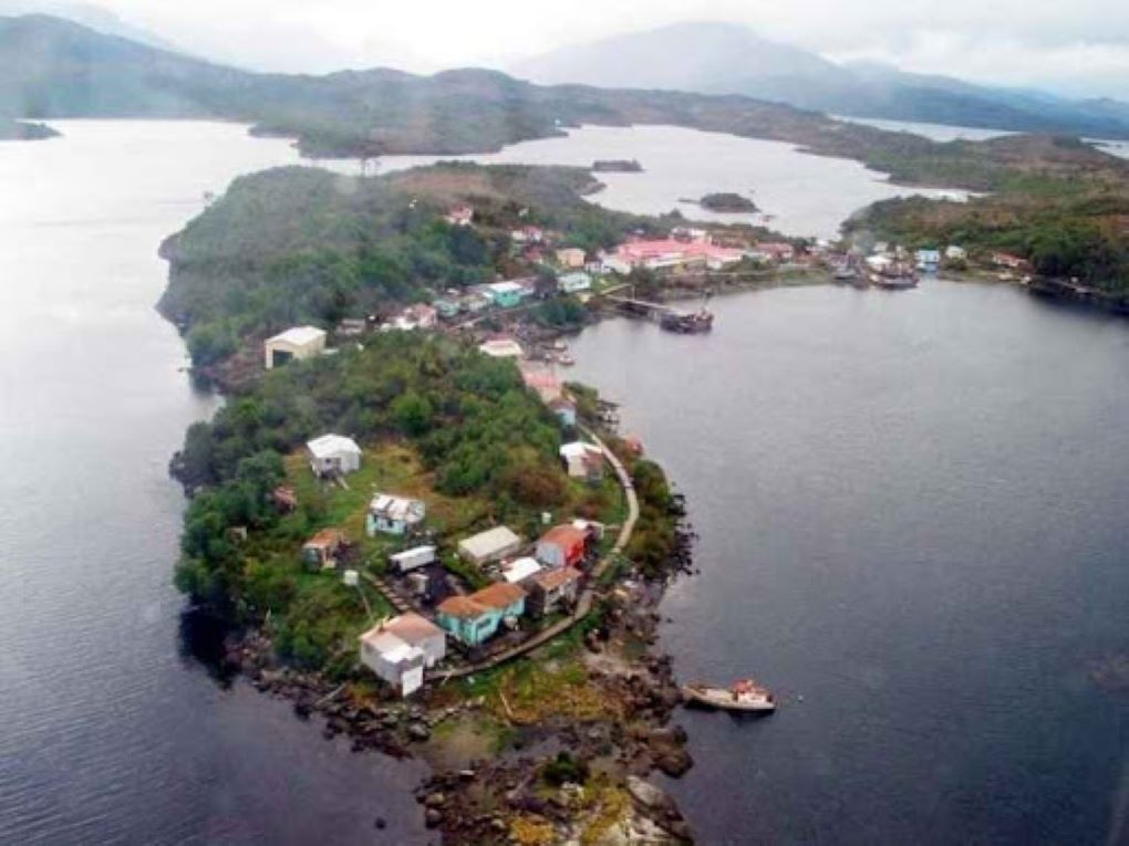 Empresa salmonera Aqua Chile se refiere a su relación con la comunidad kawesqar de Puerto Edén