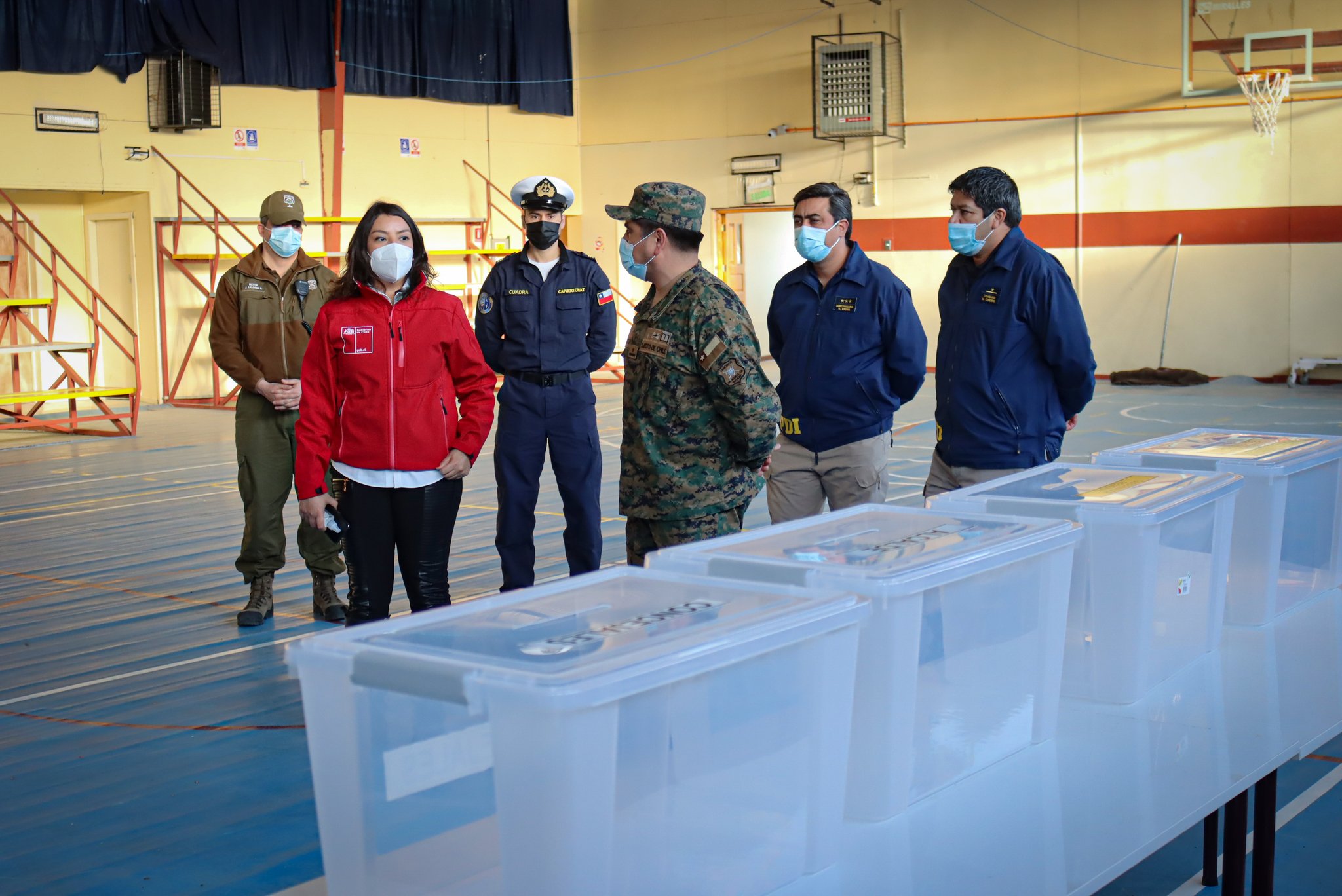 Gobernadora de Ultima Esperanza Ericka Farías visita recintos de votación, previo a las elecciones del fin de semana
