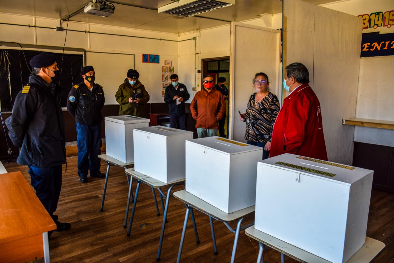 Gobernador de la Provincia Antártica Nelson Cárcamo, inspeccionó el local de votación en Puerto Williams