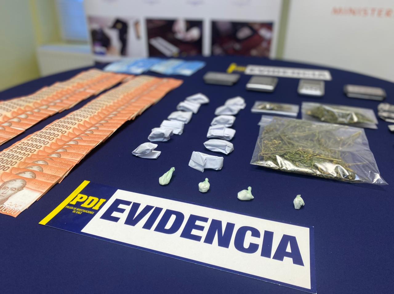 PDI desbarata clan familiar dedicado al microtráfico en Punta Arenas: en el operativo policial se halló cannabis sativa, clorhidrato de cocaína y $1.790.000 en dinero en efectivo