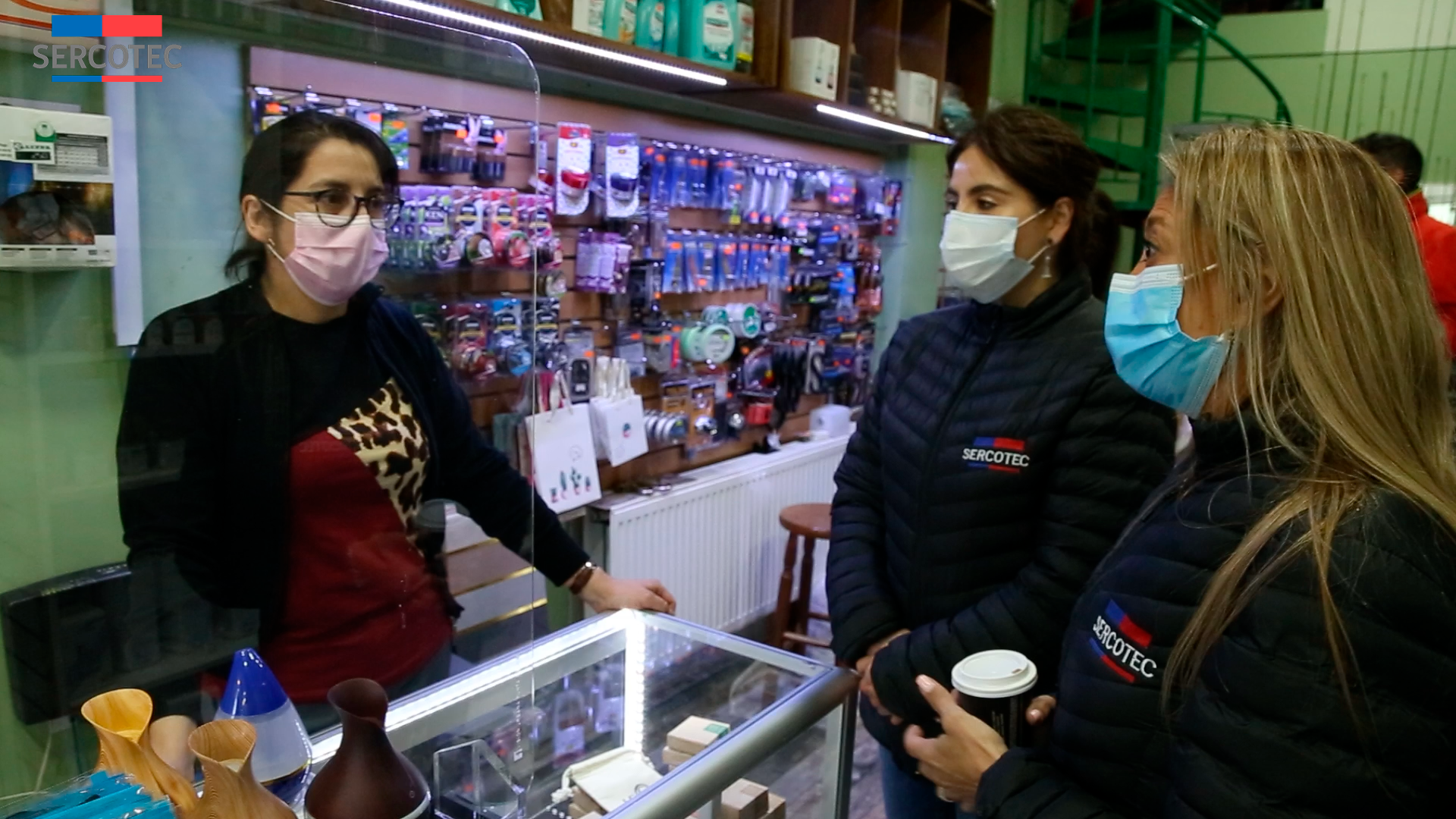 Directora de SERCOTEC entrega una placa al reconocimiento del Barrio Comercial Histórico, para locatarios «Barrios Comerciales»