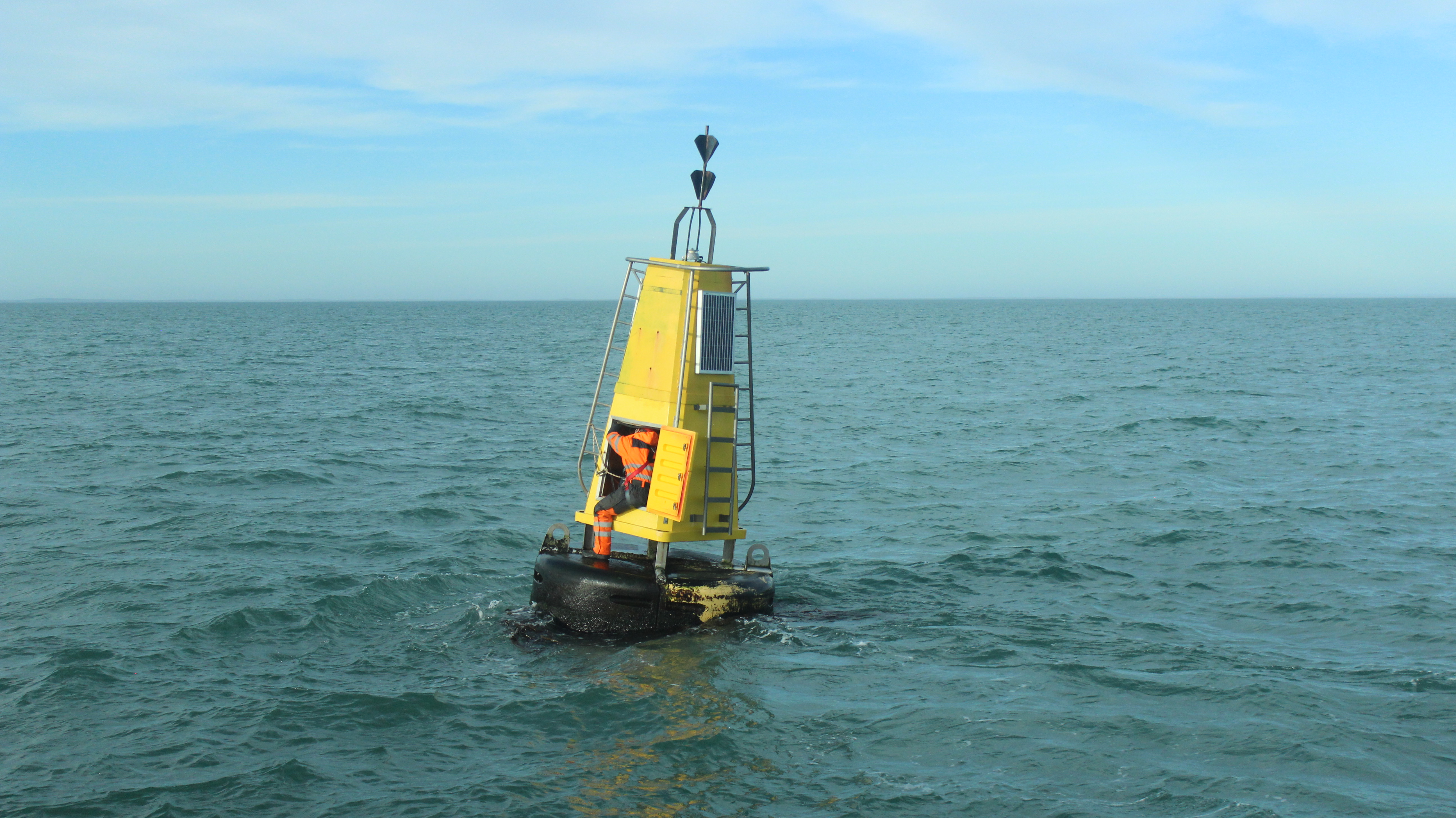 Autoridad Marítima realiza reencendido de emergencia de señalización marítima en el estrecho de Magallanes