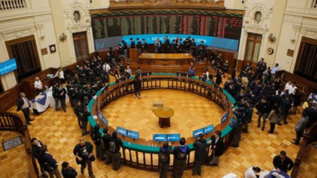 Sube el dólar y baja la Bolsa de Santiago por incertidumbre tras elecciones del 15 y 16 de mayo