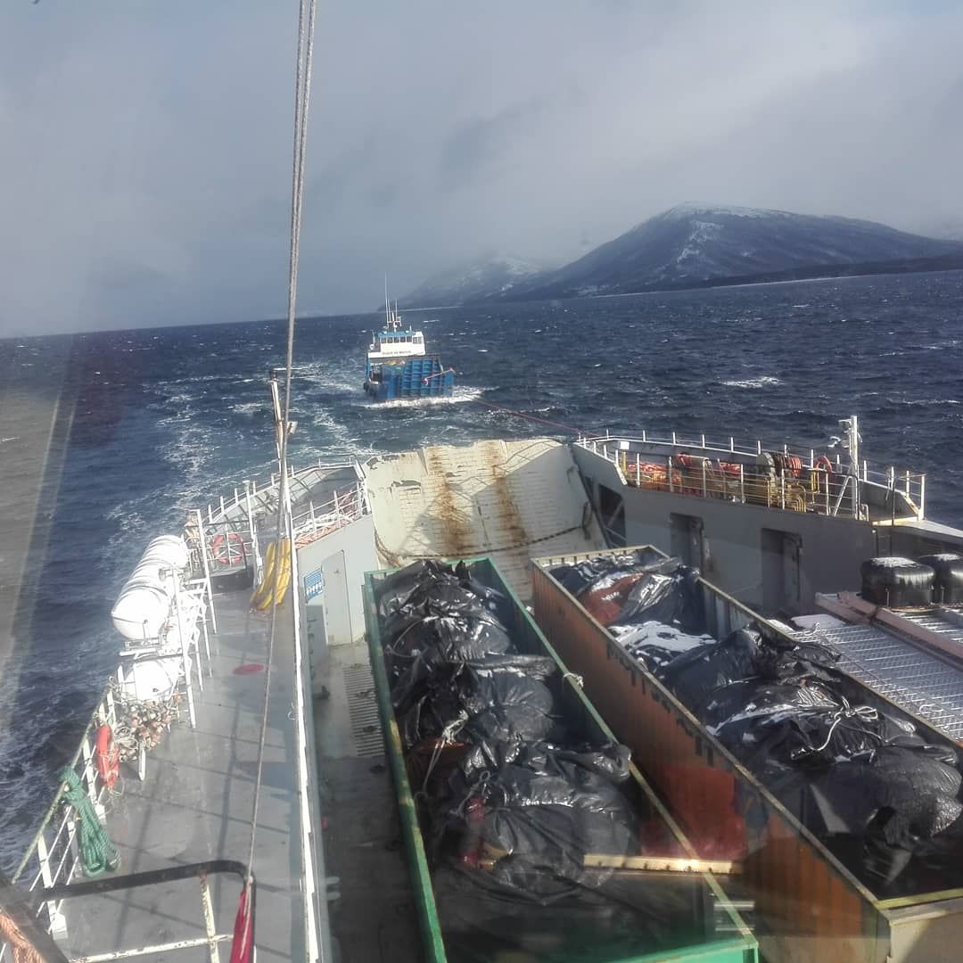 Ferry de Tabsa rescata a barcaza siniestrada en el estrecho de Magallanes