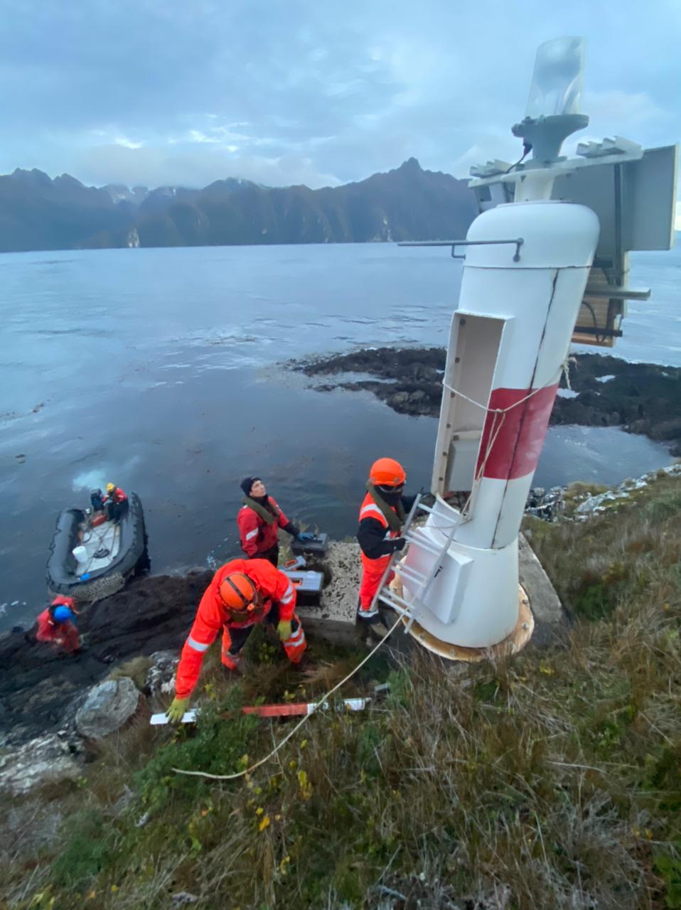 Armada continúa tareas de mantención de boyas y balizas en las aguas de la región de Magallanes