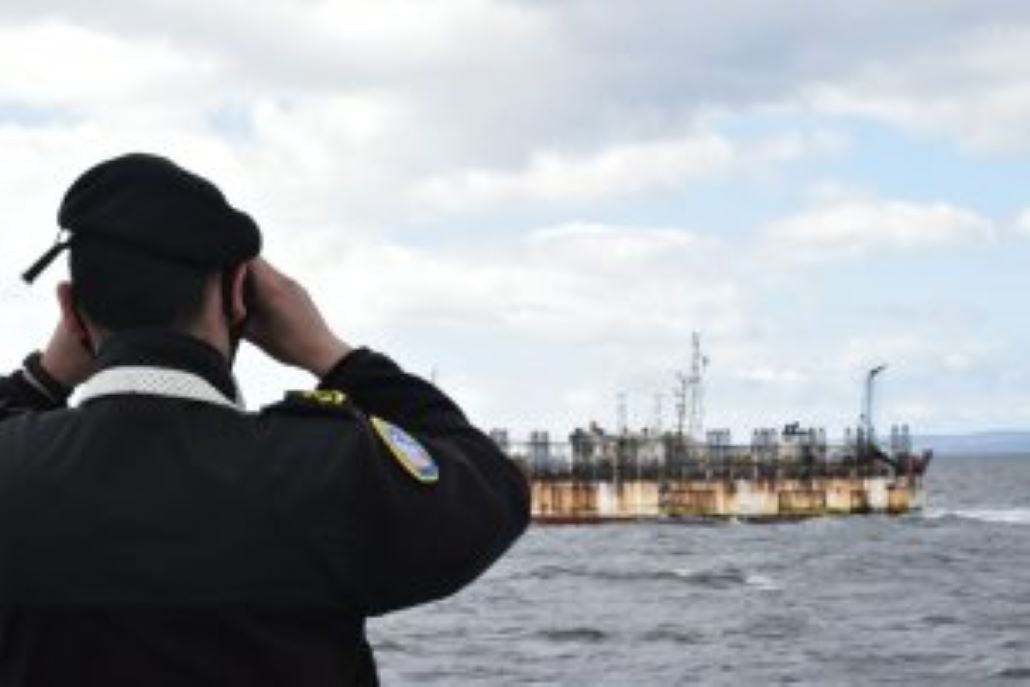 Armada controlará el tránsito de flota pesquera internacional por el estrecho de Magallanes