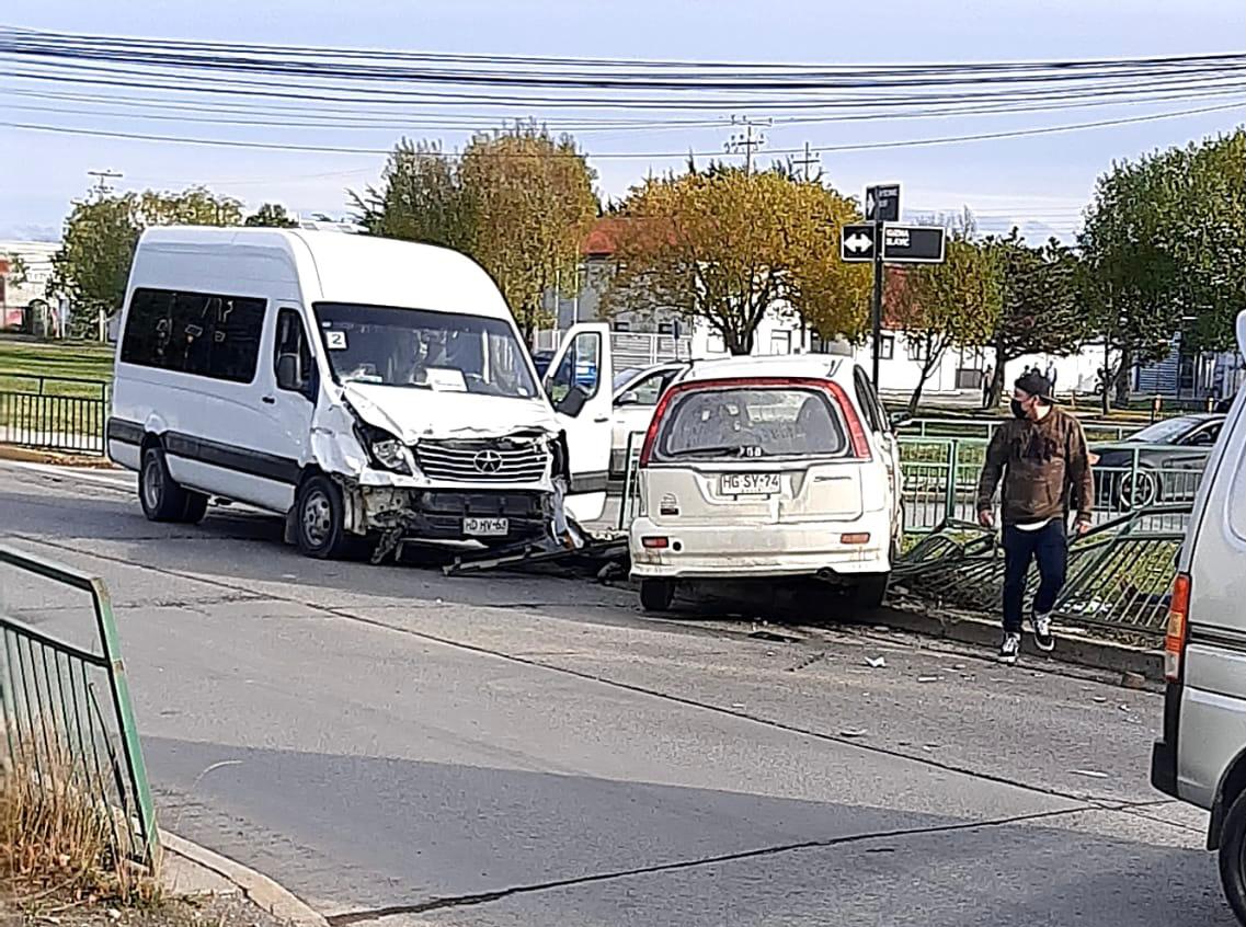 Fuerte colisión en Kusma Slavic con avenida Bulnes dejó tres personas lesionadas