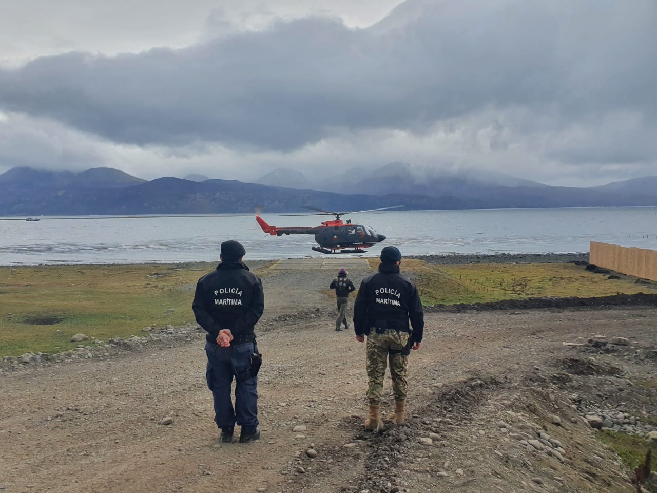 Helicóptero naval realiza rescate aeromédico de un tripulante desde Bahía Cook a Puerto Williams