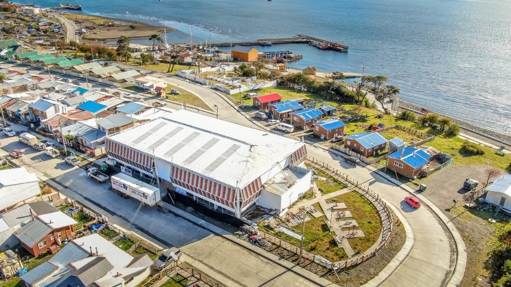 Intendenta Jenniffer Rojas y vecinos de Puerto Williams inauguran la primera cancha techada de pasto sintético de la región.