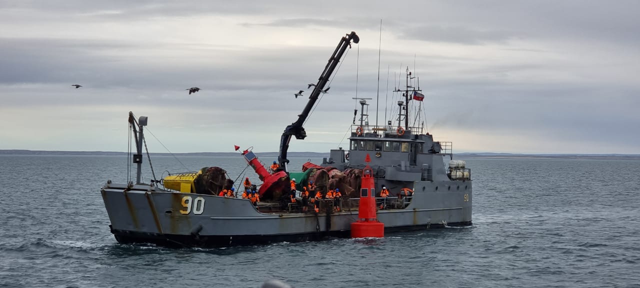 Unidades de la Armada renuevan boyas convencionales en el estrecho de Magallanes