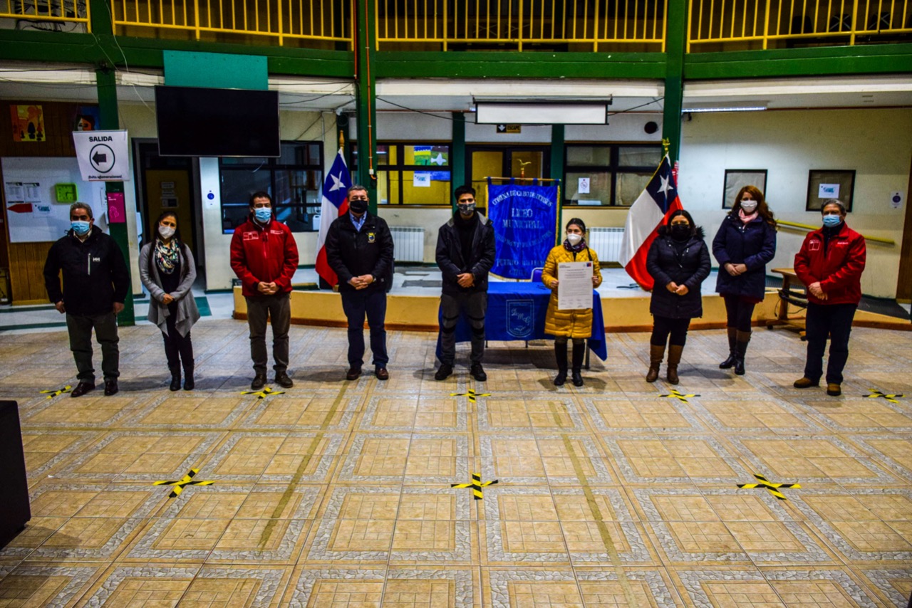 Liceo Donald Mc Intyre de Puerto Williams firma convenio como Liceo Bicentenario, para mejorar su calidad educativa