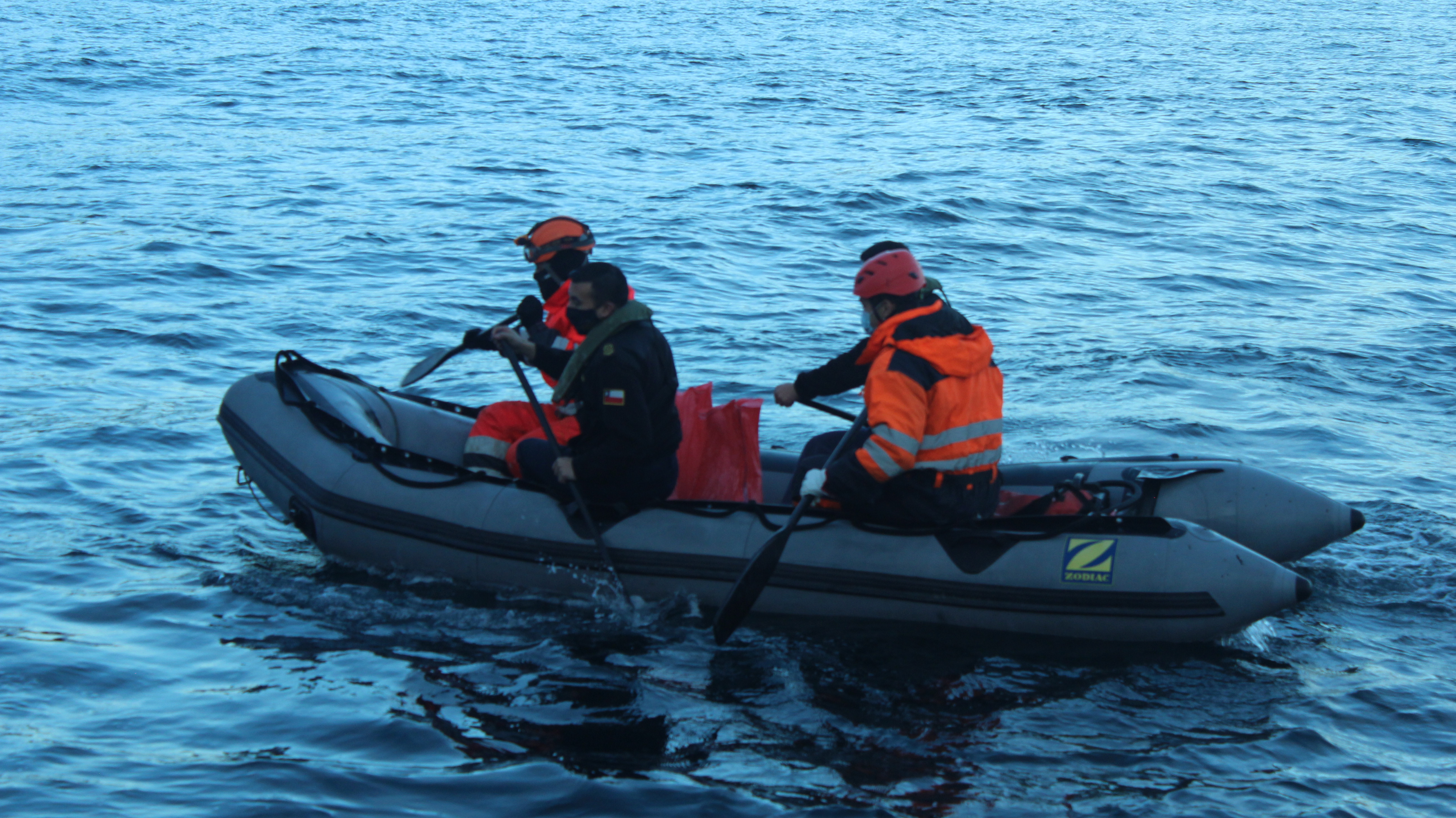 Unidades de la Armada continúan operativo de búsqueda y salvamento en canal Trinidad en Ultima Esperanza