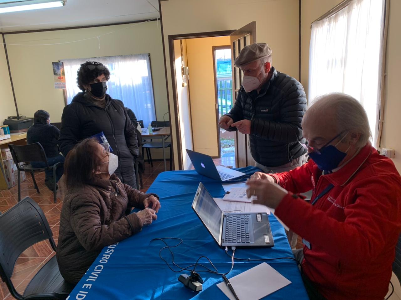 Gabinete Regional se despliega en terreno para ayudar a vecinos con clave única y pase de movilidad