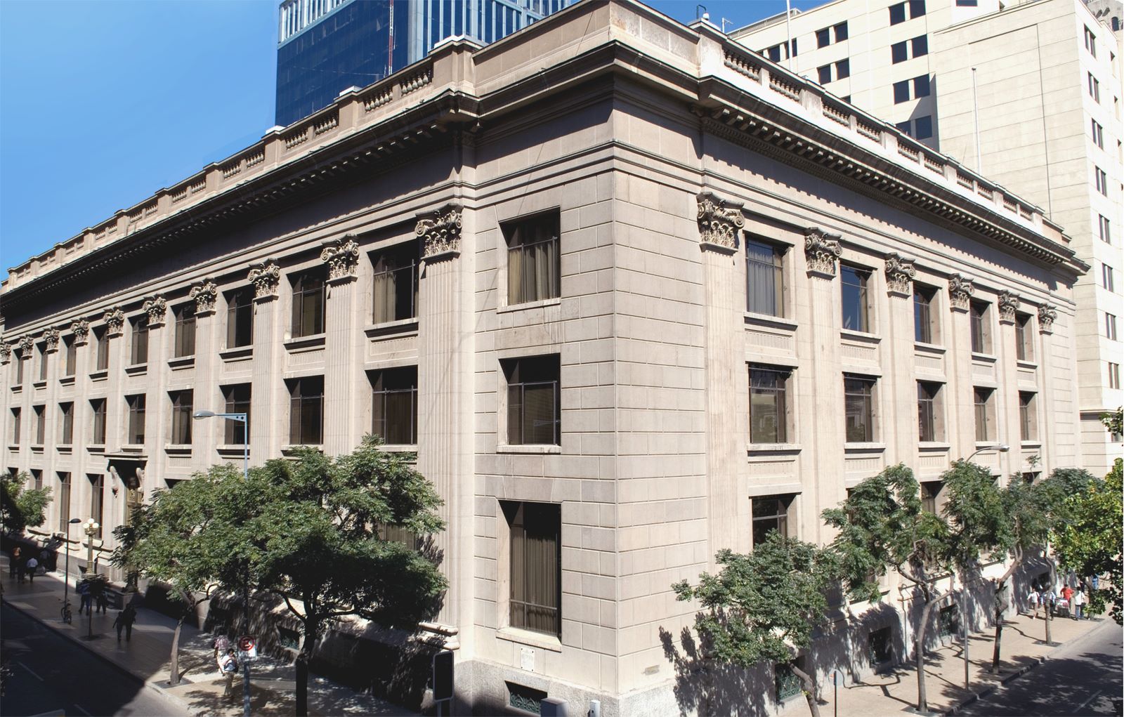 Informe de Política Monetaria del Banco Central: «el consumo privado ha aumentado con fuerza, alimentado por retiros de ahorros previsionales y masivas transferencias fiscales»