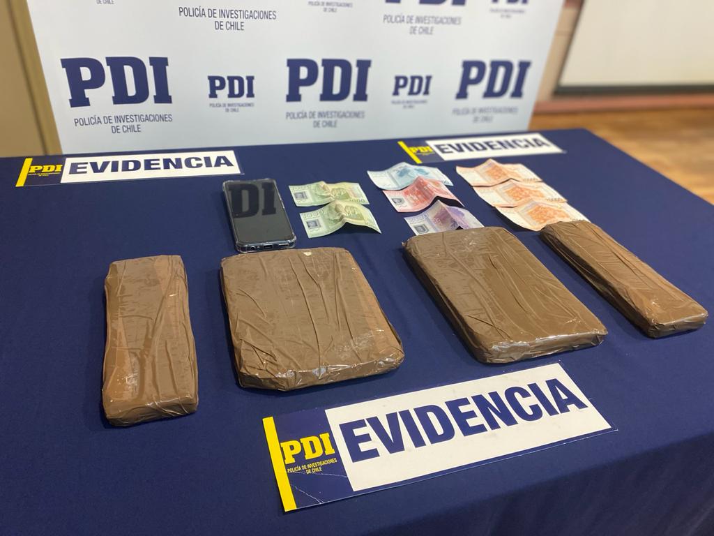 PDI detiene a una mujer en el aeropuerto de Punta Arenas: portaba más de 2,7 kilogramos de clorhidrato de cocaína
