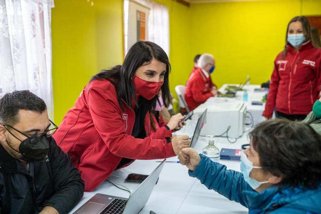 Con operativo en junta de vecinos Ministra Karla Rubilar comienza su visita a Magallanes