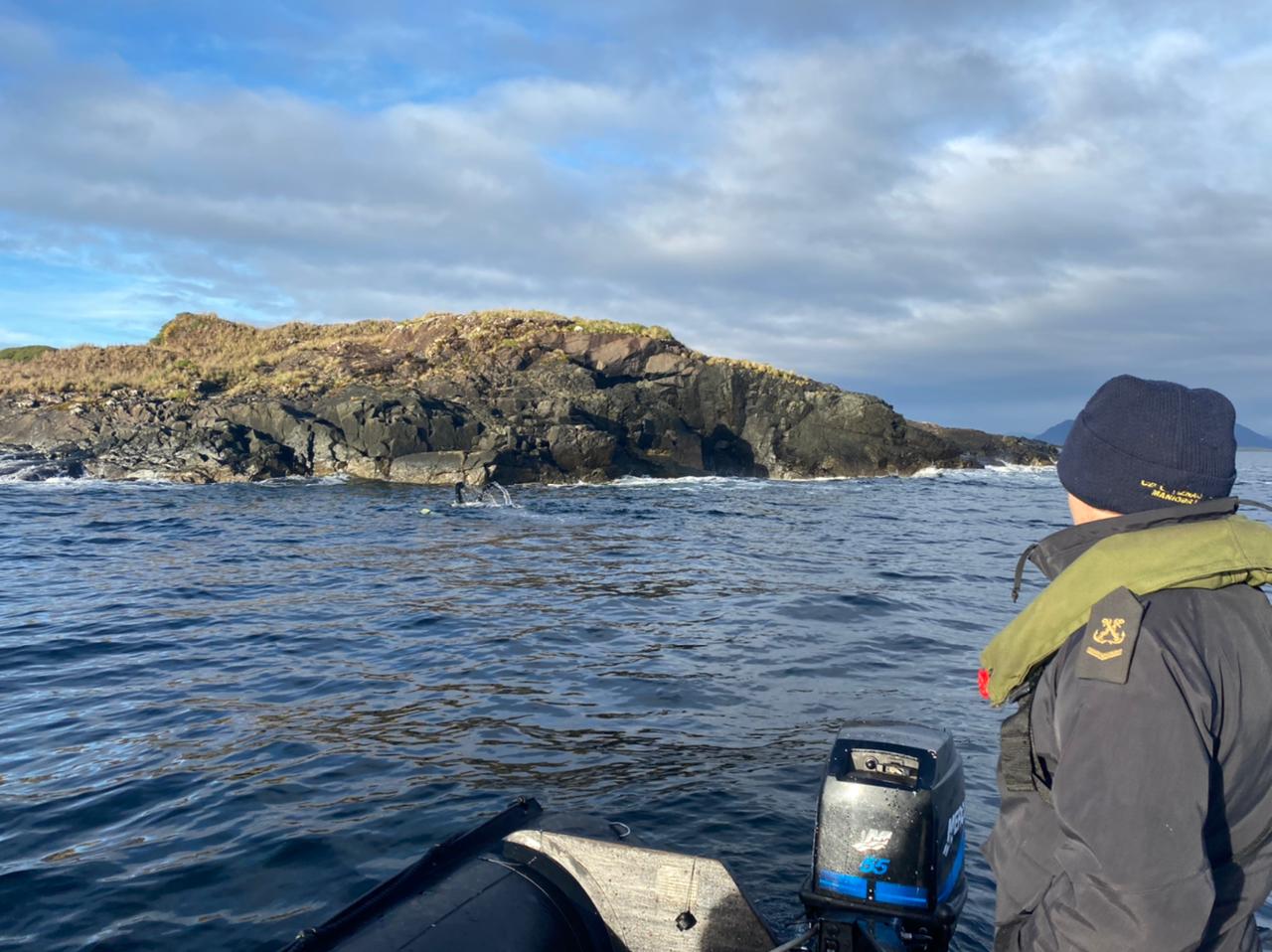 Unidades de la Armada continúan operativo de búsqueda y rescate de tripulante caído al mar en canal Trinidad, Ultima Esperanza