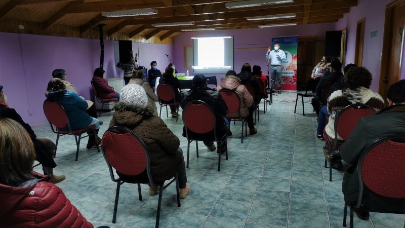 Vecinas y vecinos del barrio Juan Pablo II conocieron alcances y líneas de trabajo del Programa Quiero mi Barrio en el sector.