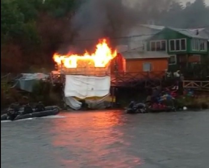 Incendio afectó una vivienda en Puerto Edén: personal de la Armada cooperó en la extinción del fuego