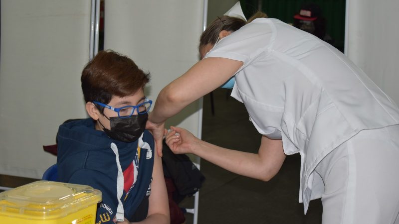 Con éxito se desarrolló operativo de vacunación extraordinario para niños y jóvenes de 12 a 17 años en Puerto Williams