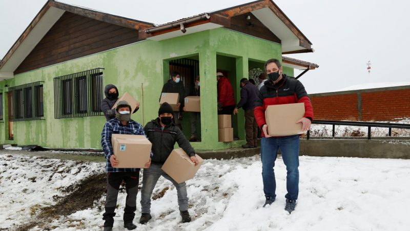 Vecinos de Agua Fresca reciben el apoyo de Blumar Magallanes