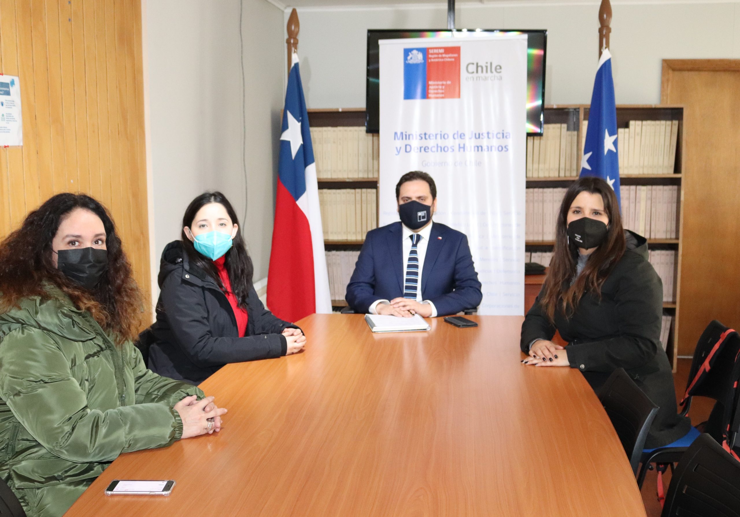 Seremi de Justicia recibe visita de autoridades nacionales destacando las mejoras en atención presencial de los vecinos de la región