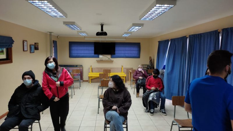 Con el pie derecho comenzó vacunación en juntas de vecinos de Punta Arenas. En el primer día se administraron 80 dosis