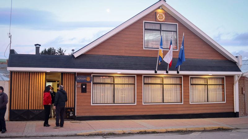 Usuarios del Banco Estado contarán con sede del Rotary Club de Puerto Natales para protegerse del frío mientras realizan trámites en la entidad financiera