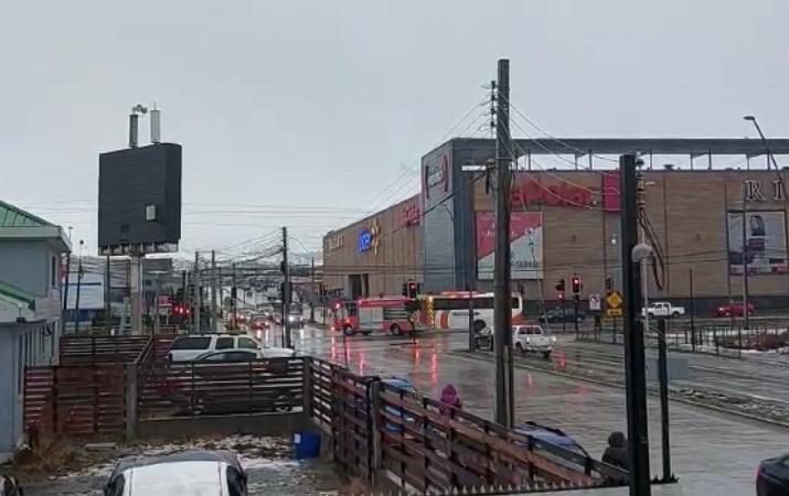 Cuerpo de Bomberos de Punta Arenas iniciará investigación por colisión de vehículo de la 4ta Compañía Croata contra un bus.