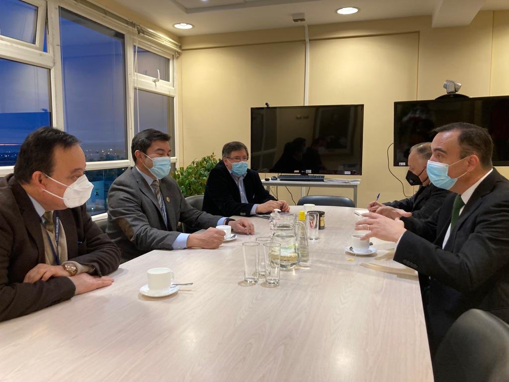 En primera visita oficial: Gobernador Flies visita Hospital Clínico y agradece gestión y compromiso de funcionarios de salud.