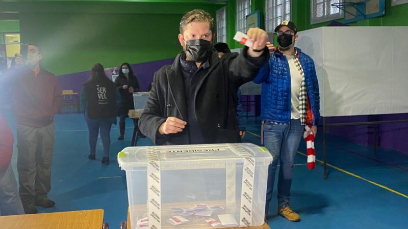 Con un fuerte llamado a la unidad Gabriel Boric votó en Punta Arenas.